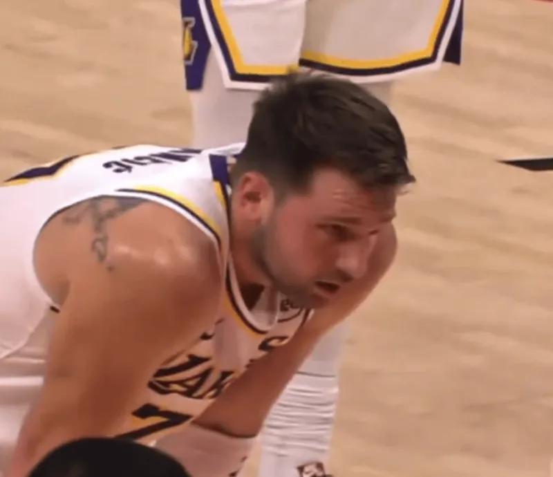 东契奇罚球，老鹰球迷高喊：“尼科”、“独行侠弃将”！
东契奇两罚不中...

在