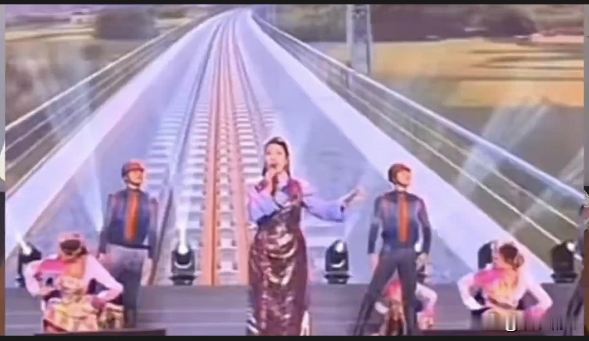 拉萨广场一曲《天路》
刚刚刷到西藏文联发布的现场视频，7月10日，拉萨火车站站前