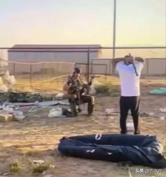 看美军飞行员跳伞落地后的动作就知道，他们受过专业训练，单膝跪地双手举起，表示无恶