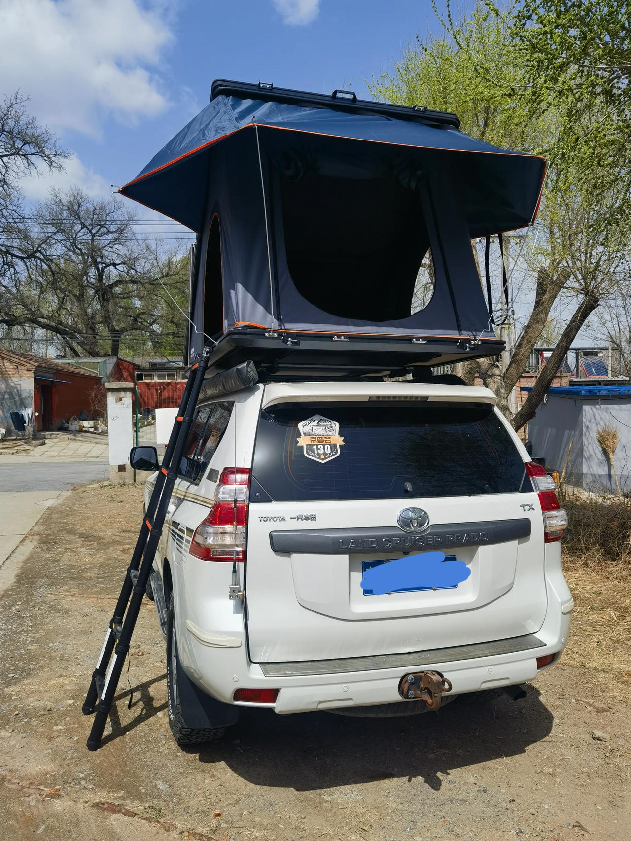 换个玩儿法，还是回来继续玩儿我的越野车吧！

刚刚安装完车顶帐篷，安装之前最担心