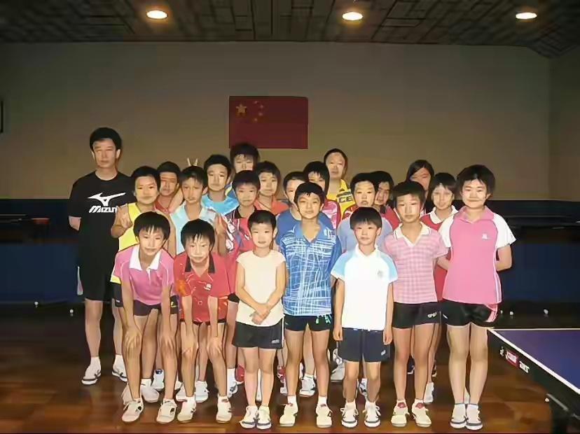 莎莎从小局里局气的，第一张图，就她一个人的手势是老干部的样子。小小年纪，右手就知