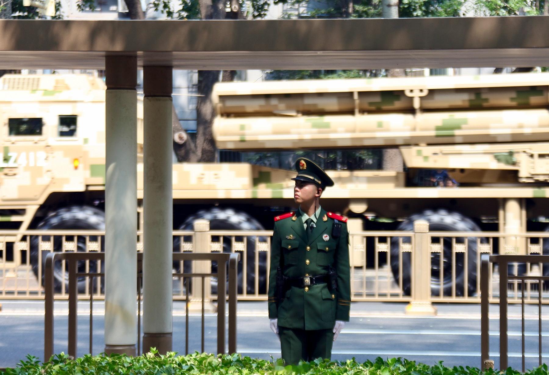 九三盛大阅兵分享几张我拍的九三阅兵结束后，楼下邻居们路人们以及某知名植发连锁店的