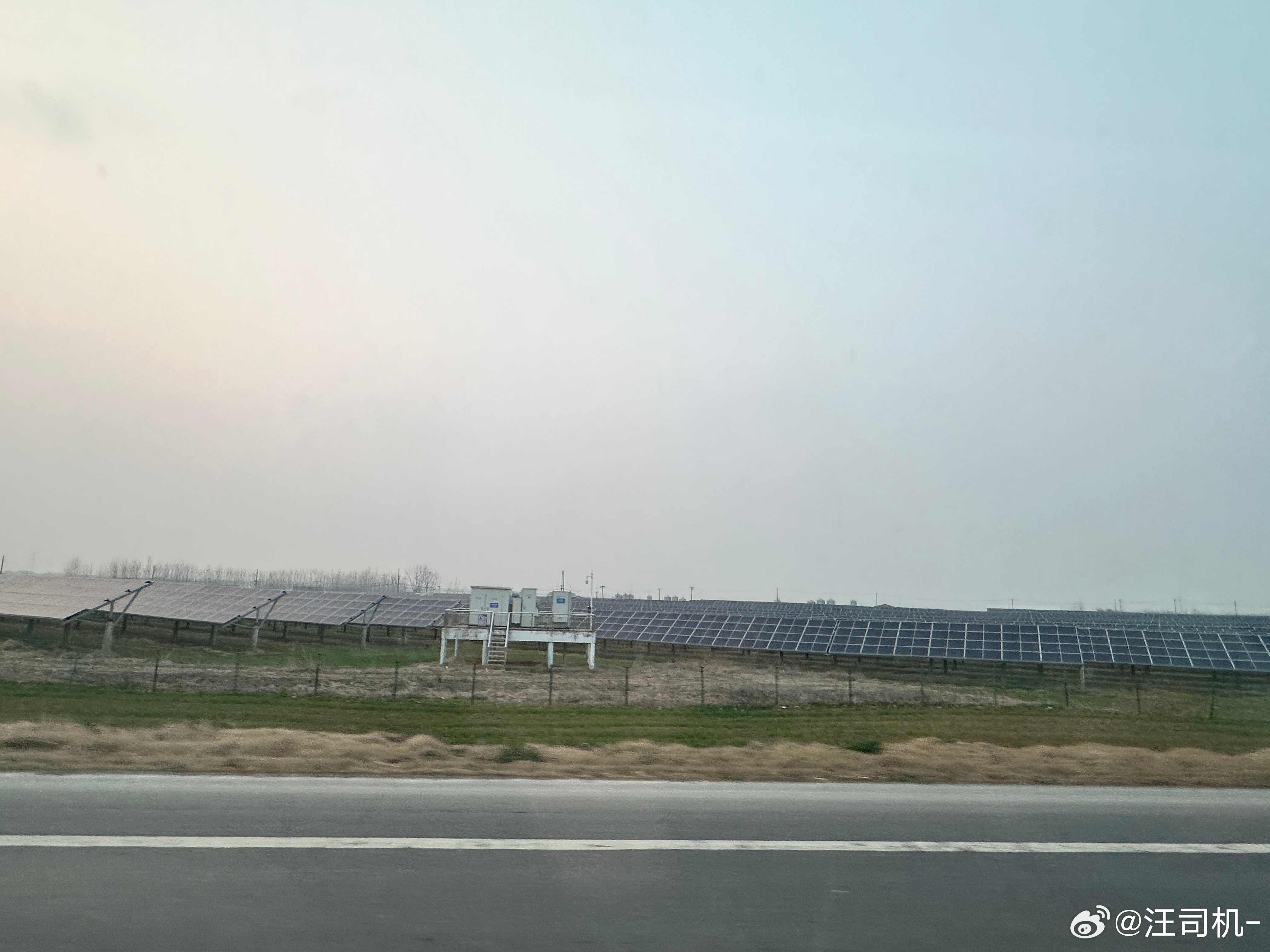 在苏北平原开了十几公里，两侧一望无际的光伏电站 