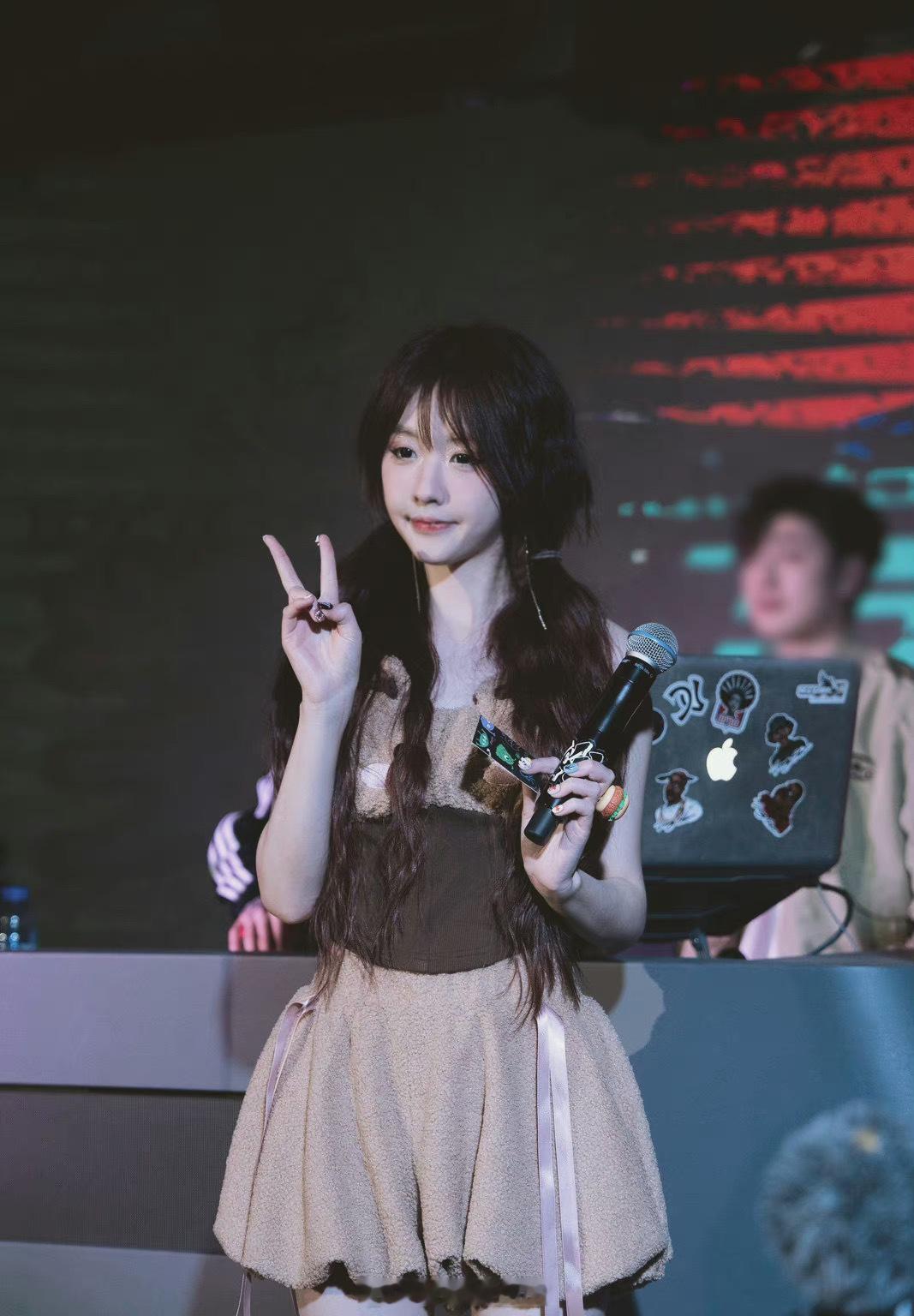 自己闷声开了一个店，从租下来~到开业，都是自己默默也筹备，开业那天谁都没有告诉，