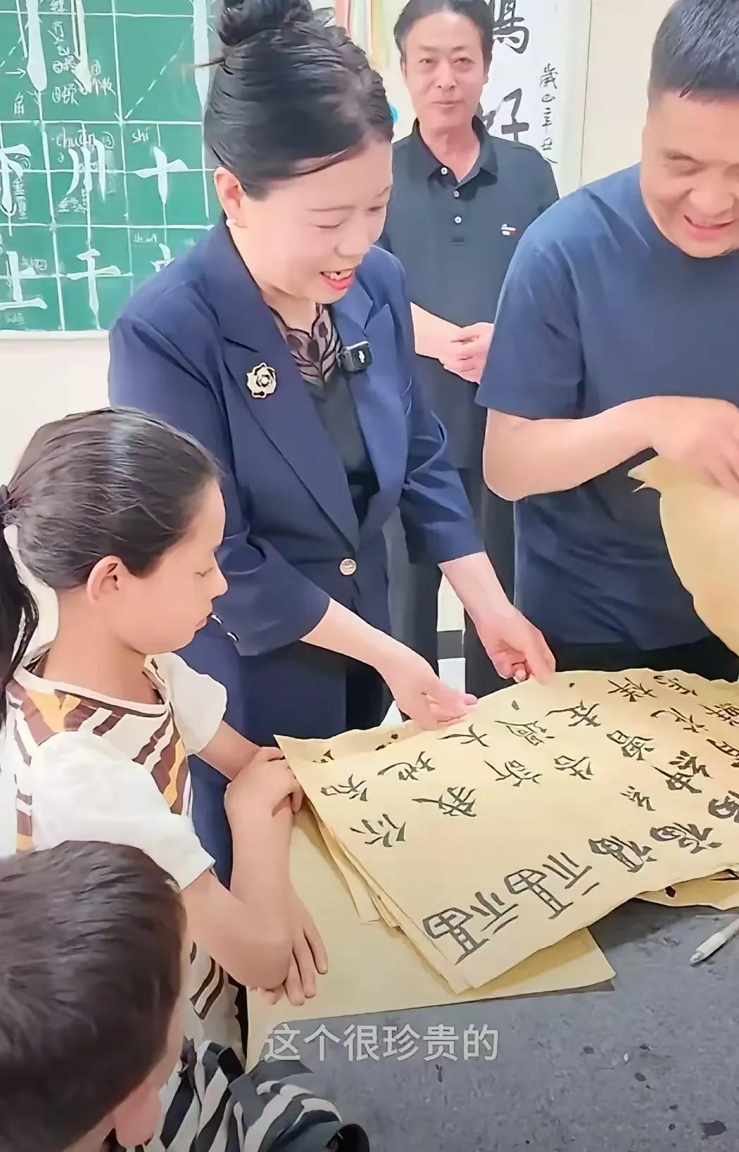 大家早晨好，姗姗来了，这个六一儿童节，看到许妈姚爸在这里…
“朋友们，这个六一太