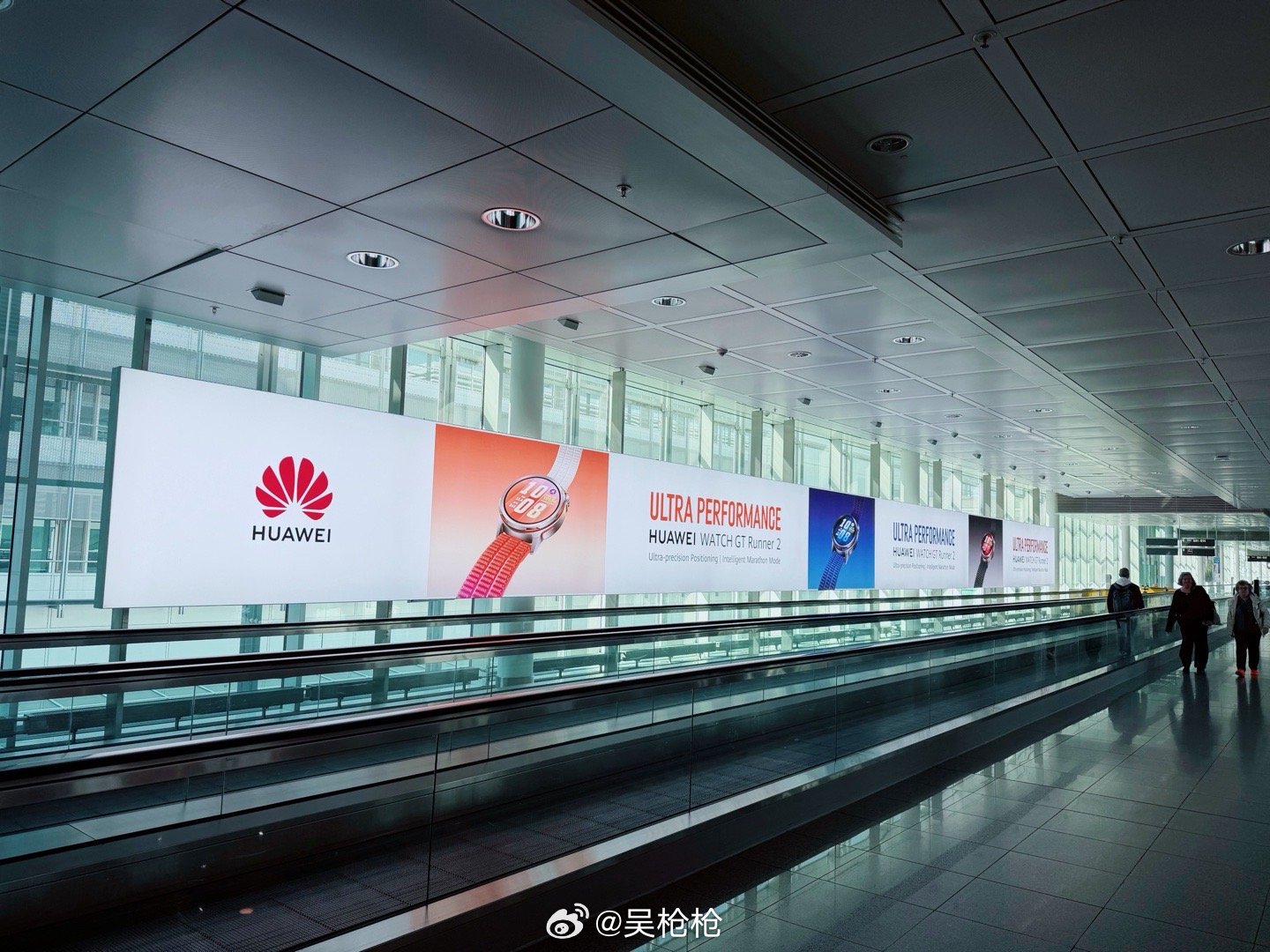 来慕尼黑转机一抬头 我以为到首都T3了呢加油 转机5小时 再坐10小时 我就回家