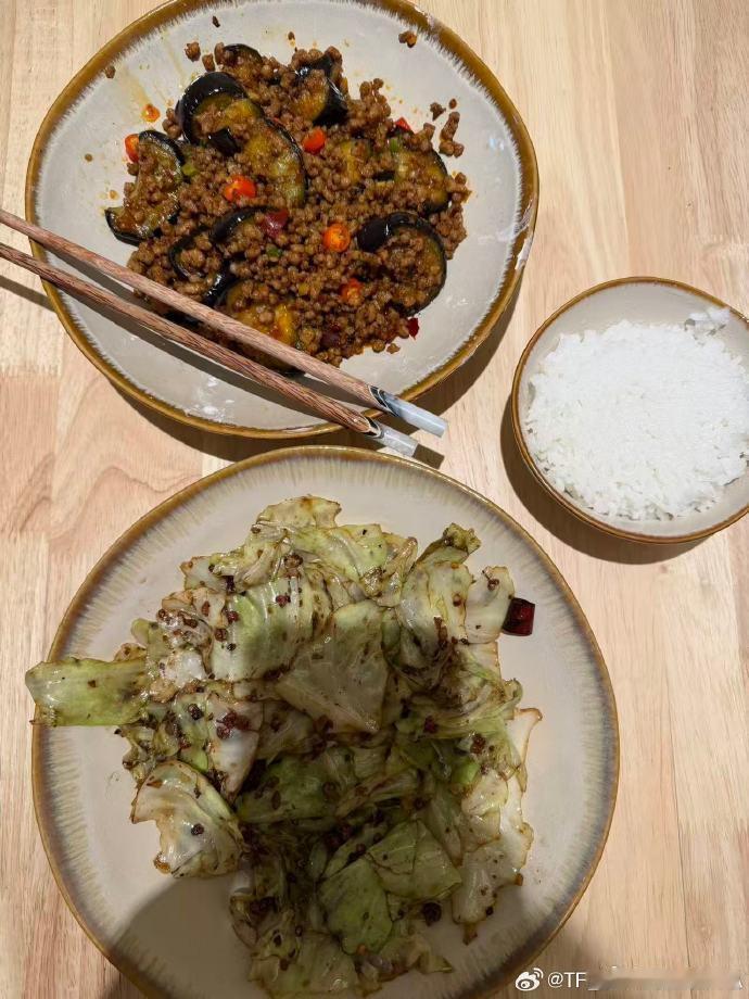 穆祉丞自己做的饭豪赤穆祉丞做饭成品上桌，妥妥美食小能手 ​​​