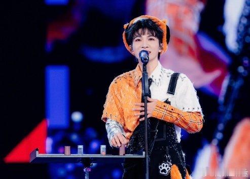 周深演唱会欢乐多被男粉叫宝贝反应超有爱 被轮番叫宝贝还能淡定接唱很专业现场观众的