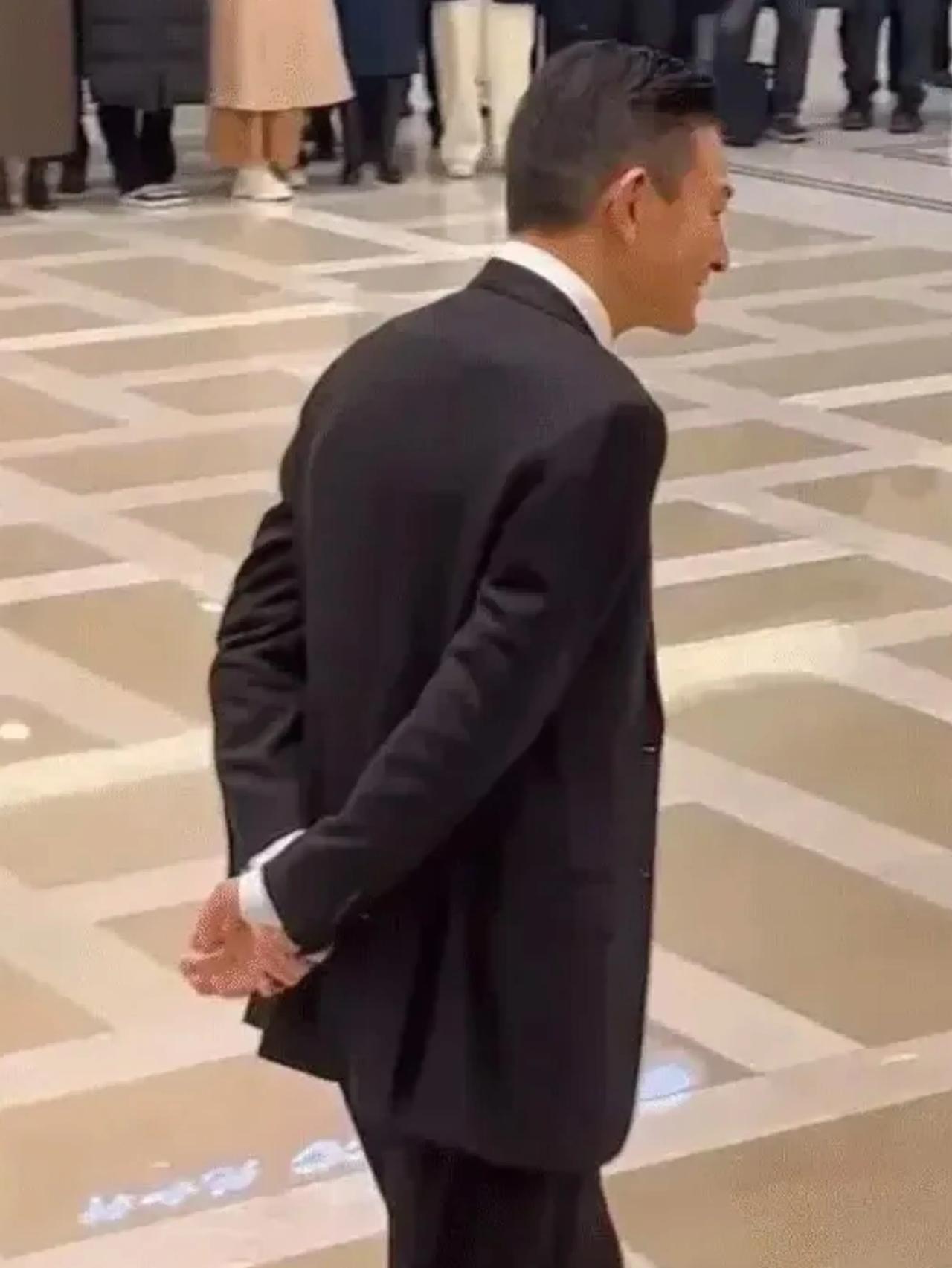 刘德华当选中国电影家协会副主席后，背着手走路了。他以前不是这样的。

刘德华成名