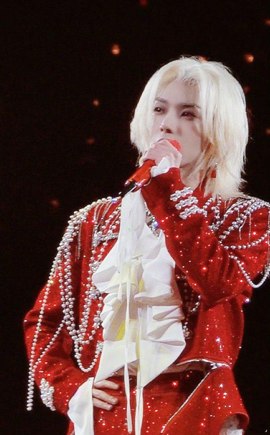 华晨宇星芒红宝石 红宝石会唱歌是什么画面？看看华晨宇就知道了！红色亮片西装缀满珍