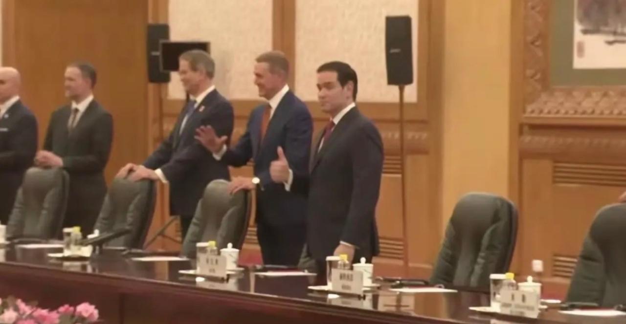 难怪鲁比奥能来中国！他来之前先把名字改了
鲁比奥能进北京，先得感谢一个汉字。
“