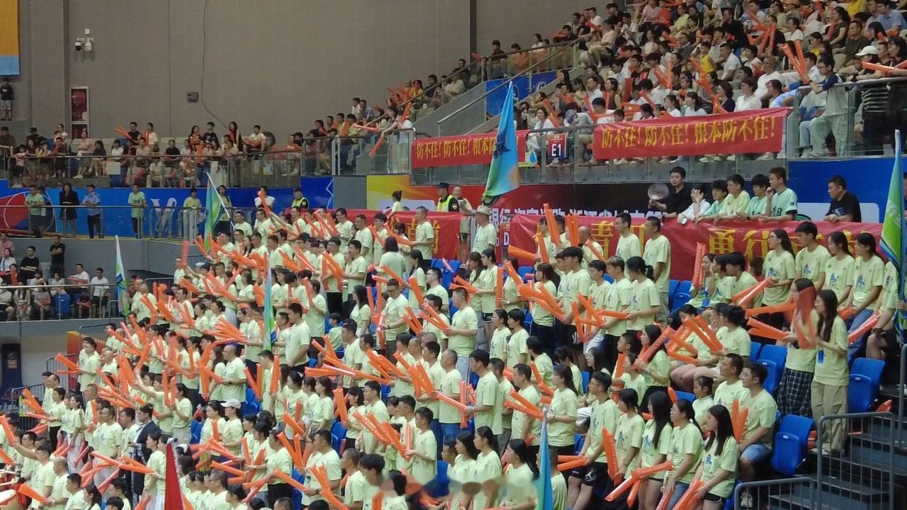 丽水青田华侨新生代为家乡球队激情助威7月14日晚，“浙BA”丽水市赛区预选赛在青