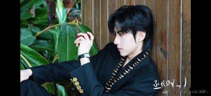 刘轩丞徒手捏爆苹果原来苹果在刘轩丞手里这么“脆弱”，这臂力直接封神了！ 