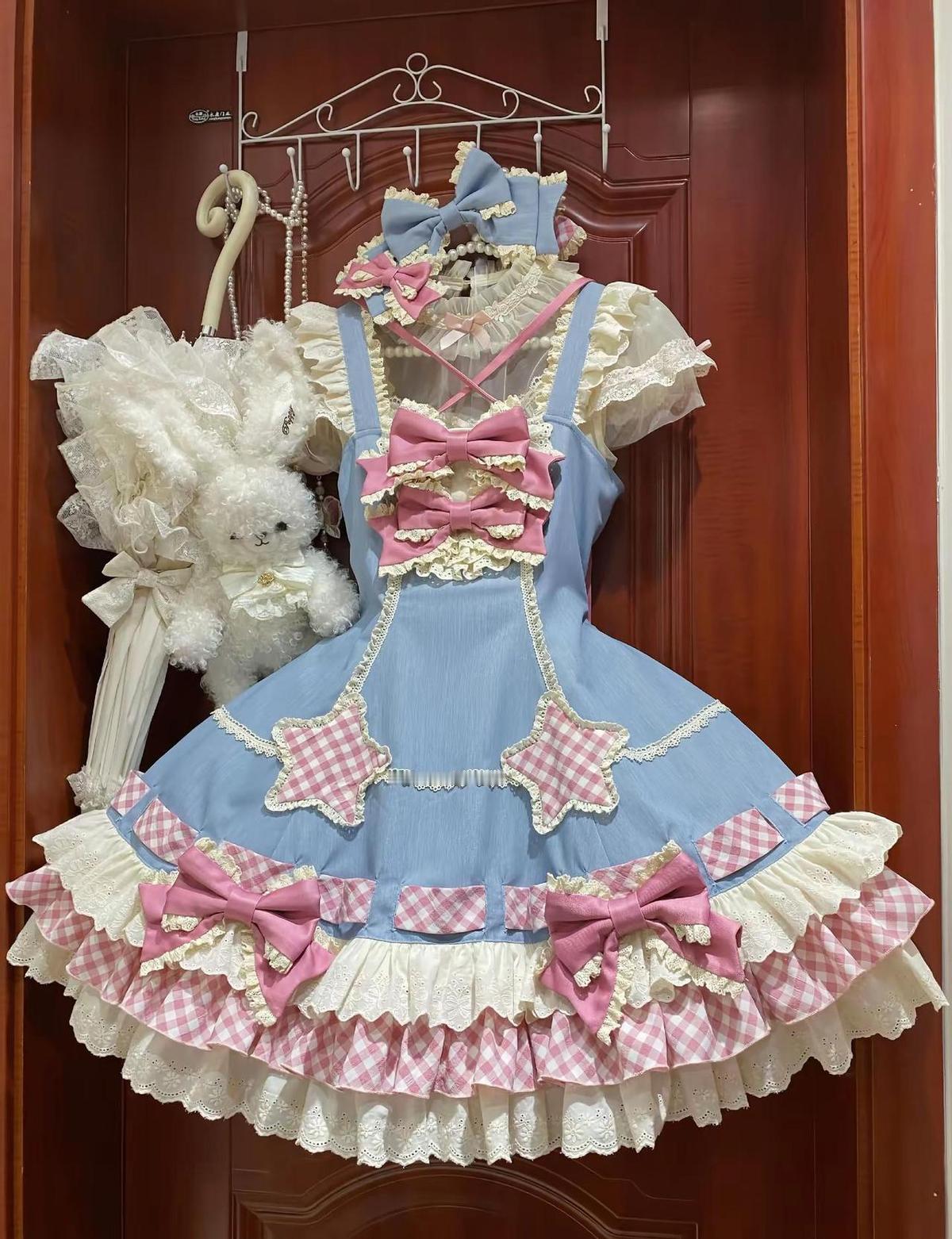 蔷薇织诗的新裙子，名字还没定。
粉丝在评论区吵成菜市场，谁起的名字能上墙，谁就是