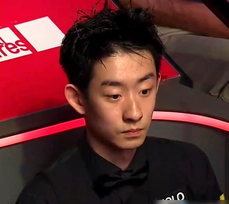 赢了球，竟然比输球的还冷静，这你敢信？
 

00后小将吴宜泽，硬生生把四届世锦