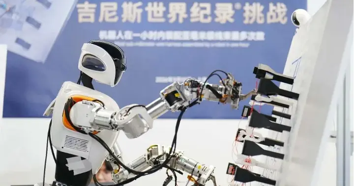 新华网对话它石智航丁文超，点赞全球首个能干活的通用具身大模型