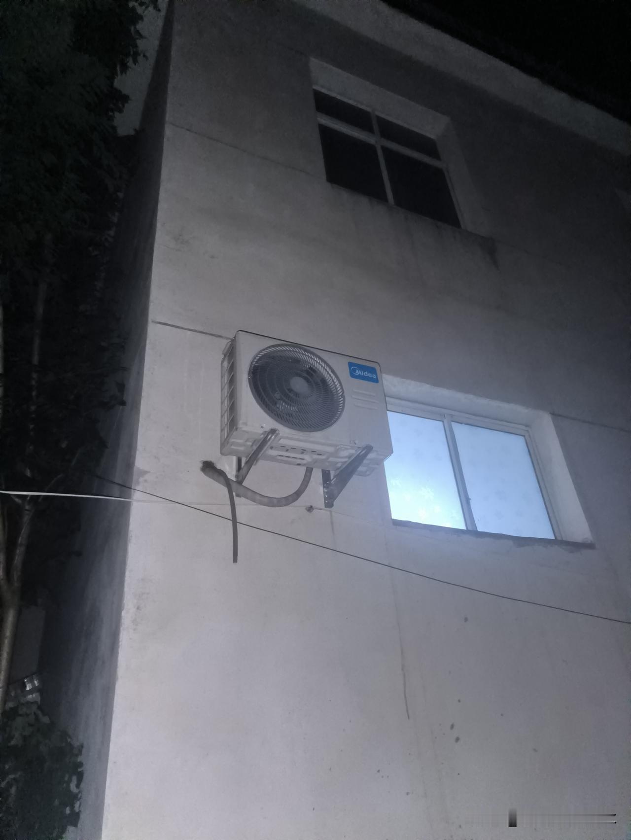 炎热的夏天，呆在空调房间里享受夏天里的清凉，这是前人没有想到的福气！
空调给人带