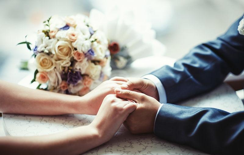 婚姻中的感情问题往往在日复一日的摩擦中逐渐暴露。

有些夫妻的婚姻并未遭受外界的