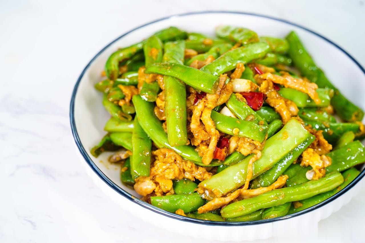 【实战】四季豆炒肉这样做，做出餐馆水平！

我们今天做的这道四季豆炒肉丝的，把瘦