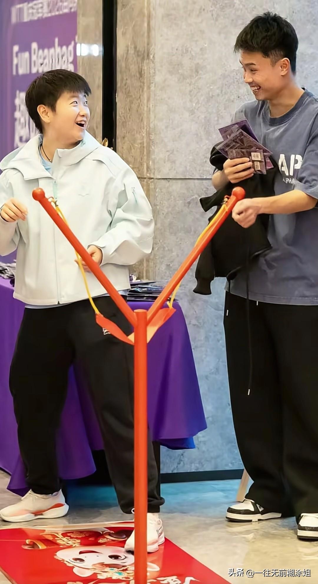 孙颖莎重庆晚宴上玩的真嗨，她可能第一次玩这样的游戏吧。

莎莎从小由小白球作伴，