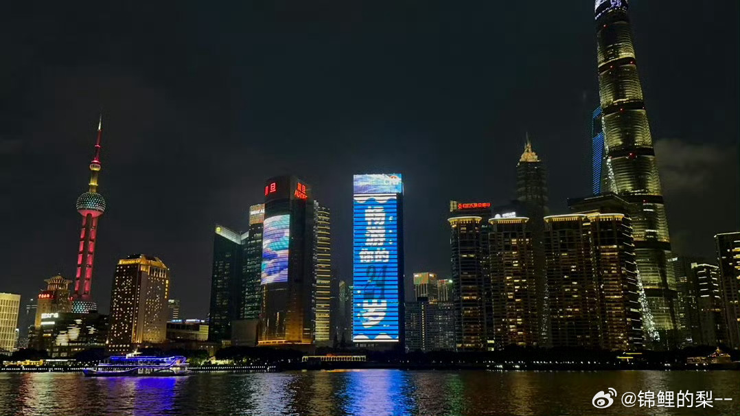 梓渝生日应援点亮上海外滩之窗 7月4日，梓渝官方粉丝YUNI官组和散粉在半个小时