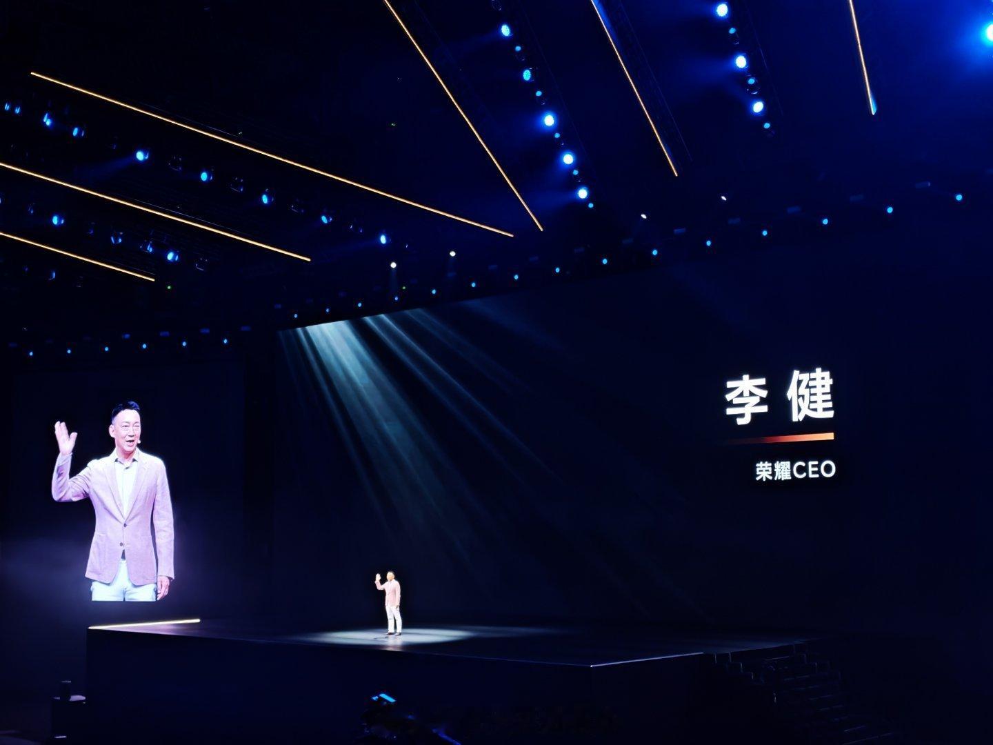 荣耀Magic V5李健上场开讲一代人有一代人的机遇一代人有一代人的使命比想象 