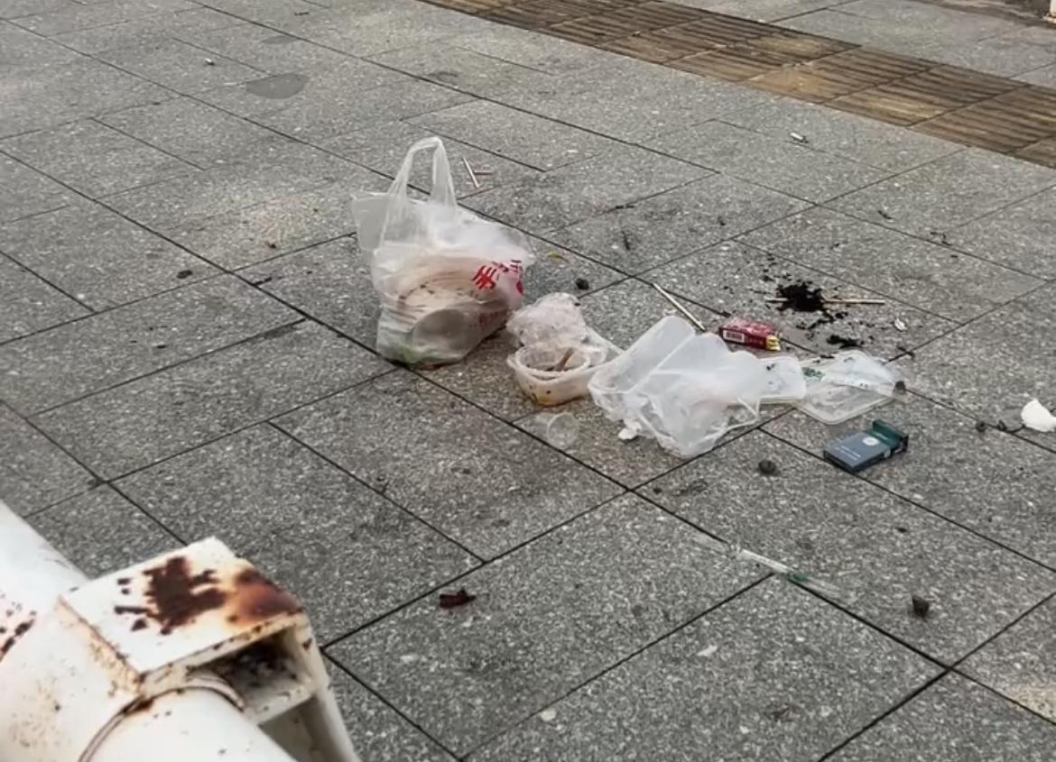 【玉林二环西路段晚上野餐过后一地垃圾】

6月2日早上，路过玉林市二环西路一护栏