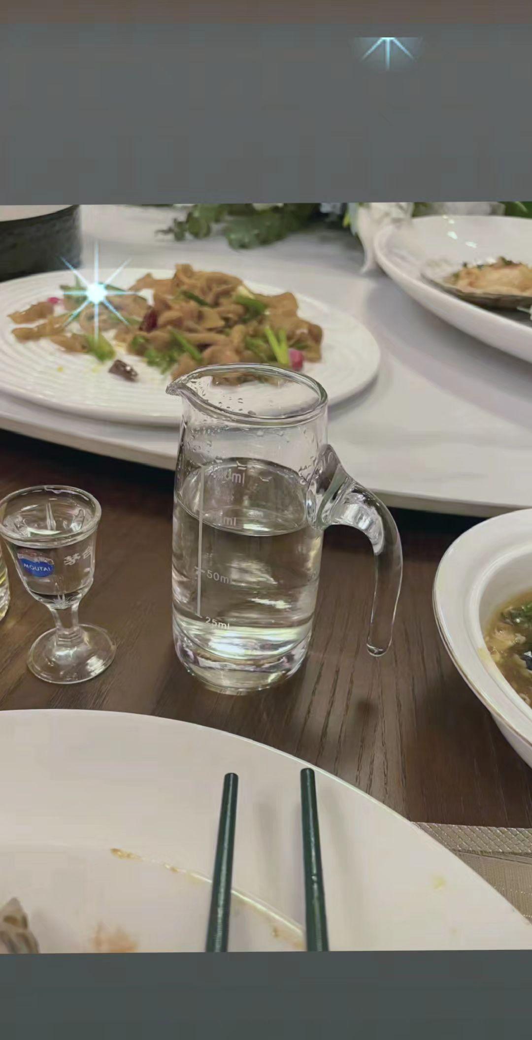 人人都以为我是酒鬼，可又有谁知道，曾经的我也滴酒不沾，一个人喜欢喝酒，我喝的不一