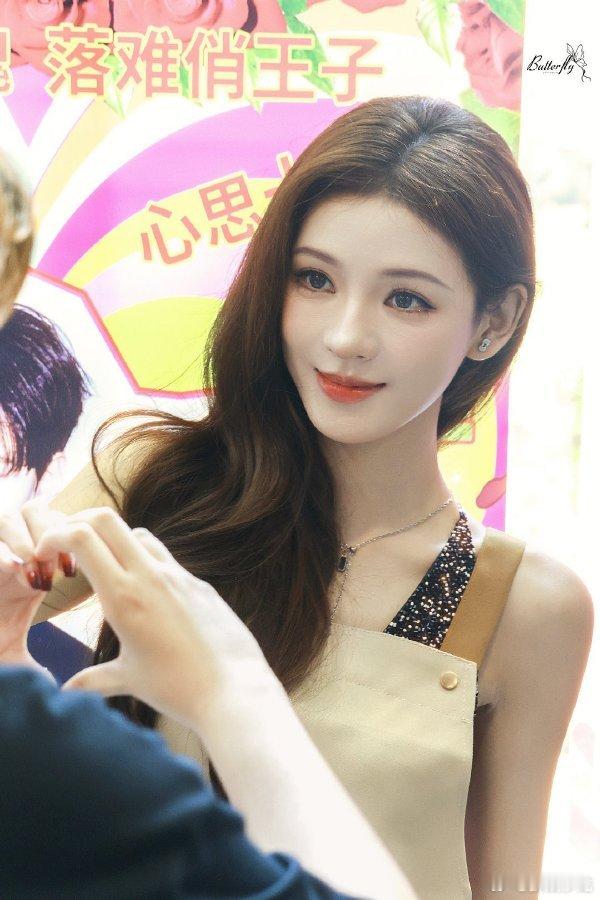 张予曦毕雯珺既饭撒又撒饭刷到张予曦毕雯珺打饭现场，又撒饭又饭撒的，CP 感直接溢