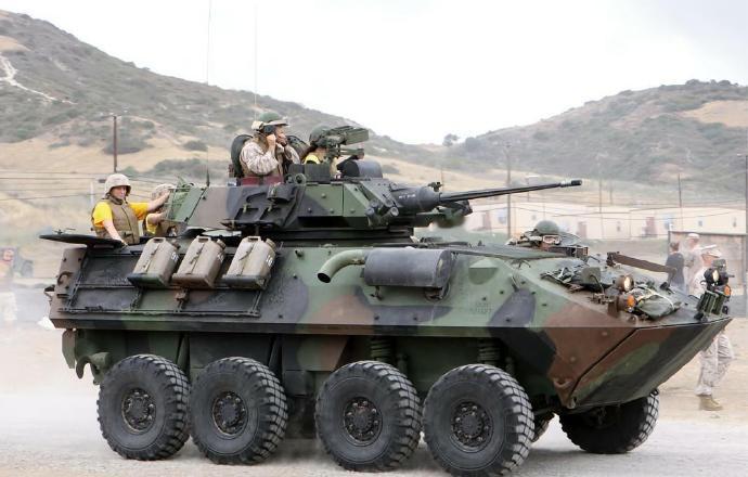 每天认识一件兵器美国LAV-25装甲车 LAV-25是加拿大通用汽车公司柴油机分