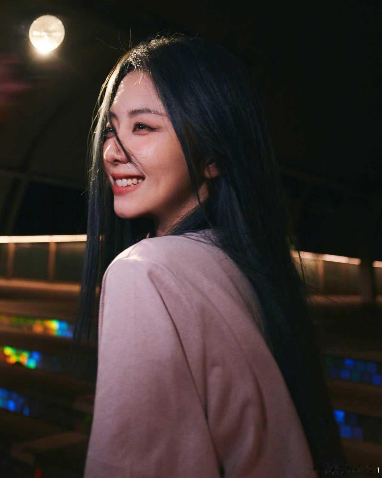 谭松韵饭后消食随拍来啦！不管什么时候都保持美丽状态的