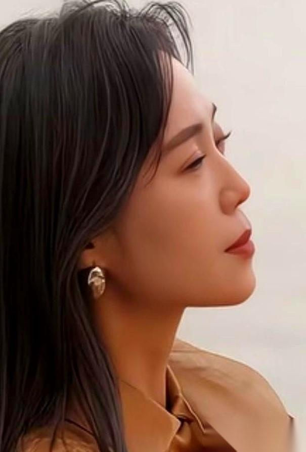 歌手云朵，那个曾经在万人体育场飙高音的女人，据说已经接不到任何商演了。没了舞台，