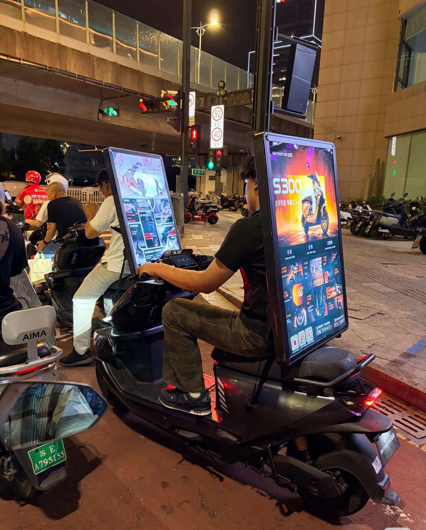 现在的广告都这么卷吗？这么科技吗？我说什么东西停在我边上呢数码科技
