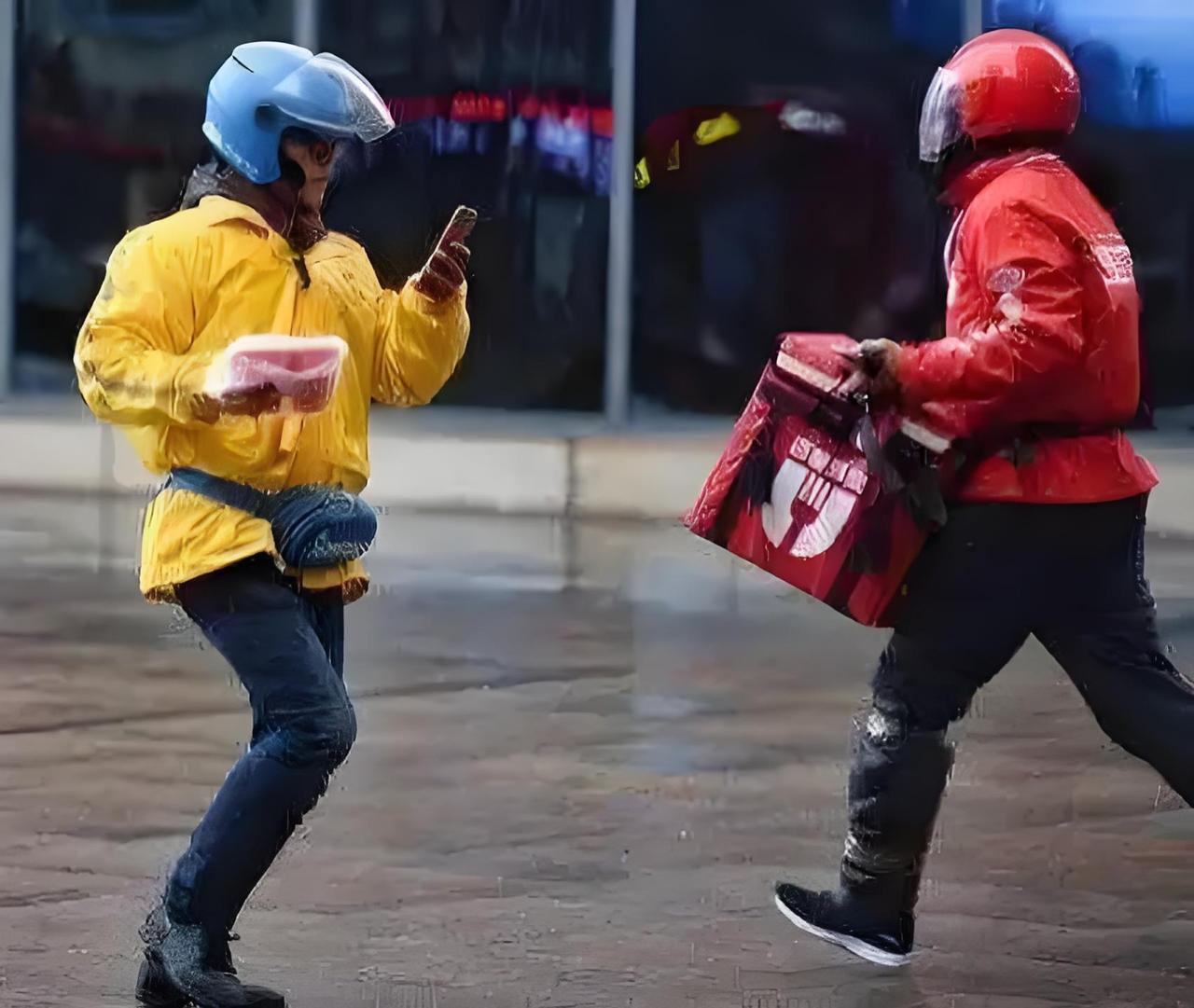 刚追着剧等外卖，催单消息弹了3次，骑手电话里带着喘：“姐，车胎扎了，跑着送的，再