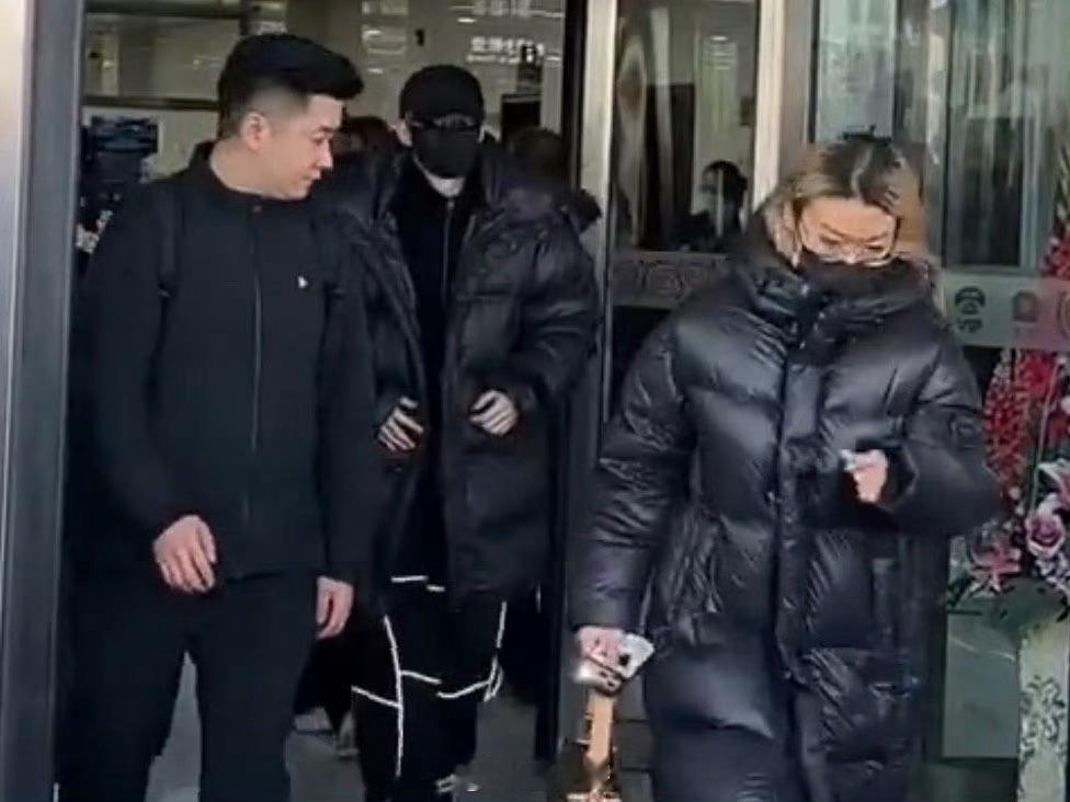 邓为到达山西录制央视跨年晚会路透炸屏！邓为空降山西参与央视跨年晚会录制，这波久违