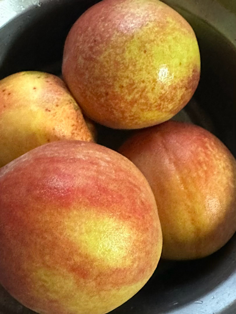 生活手记又來曬我的黃金桃🍑放了幾天更成熟，軟度適中，香甜可口😍，太迷人啦😋