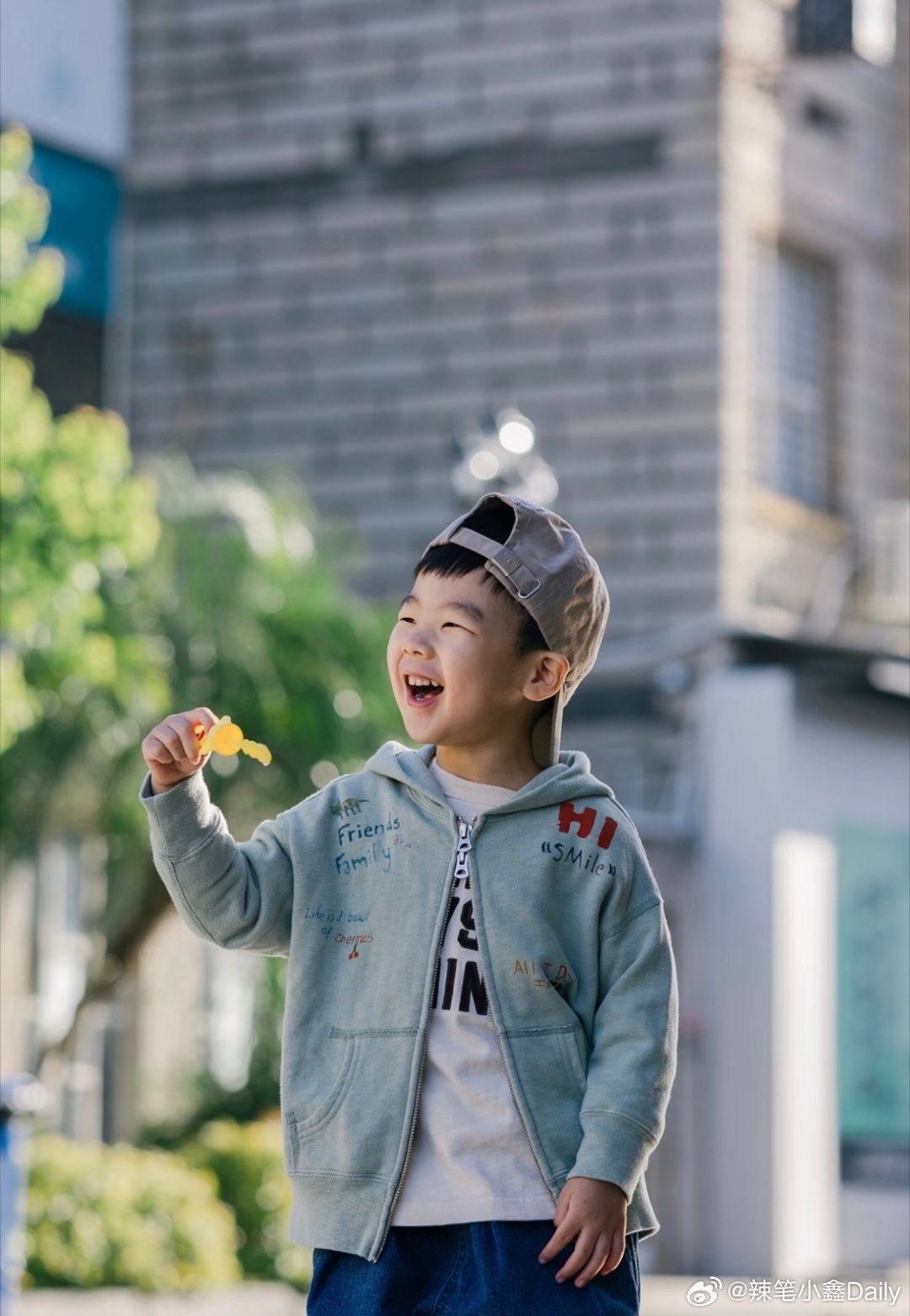 内蒙女村长带400户村民直播户均增收8千女子返乡让村里老人都吃上免费食堂小时候做