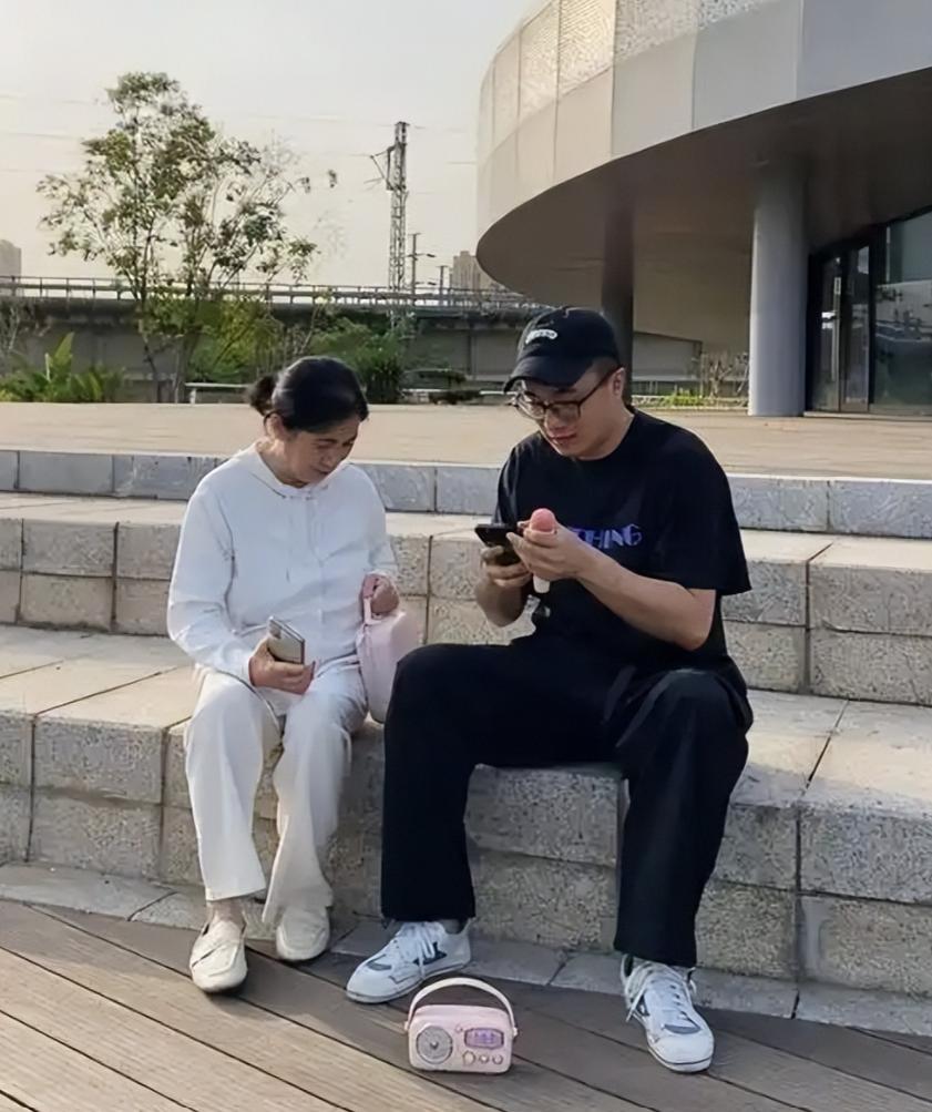 三十岁的儿子，管自己五十七岁的亲妈，叫“袁妹妹”。
 
晚上睡觉，他睡外侧，母亲