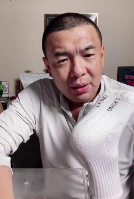 徐亮最近的言论引发轩然大波，他自己不自知的是，不仅无形中道出了中国足球伪职业的事