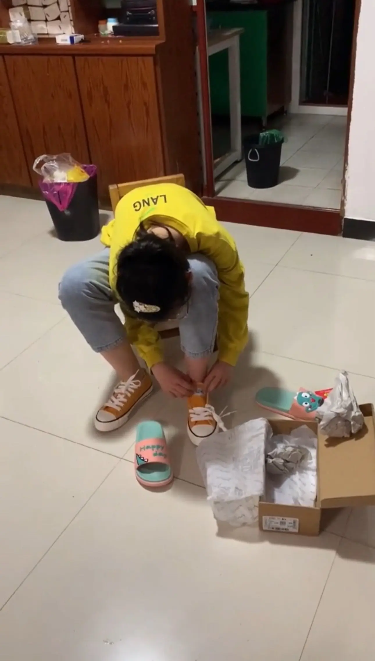 接到老师的通知，学校让上报低保贫困户，孩子填了申请表，老师问了我家里的...