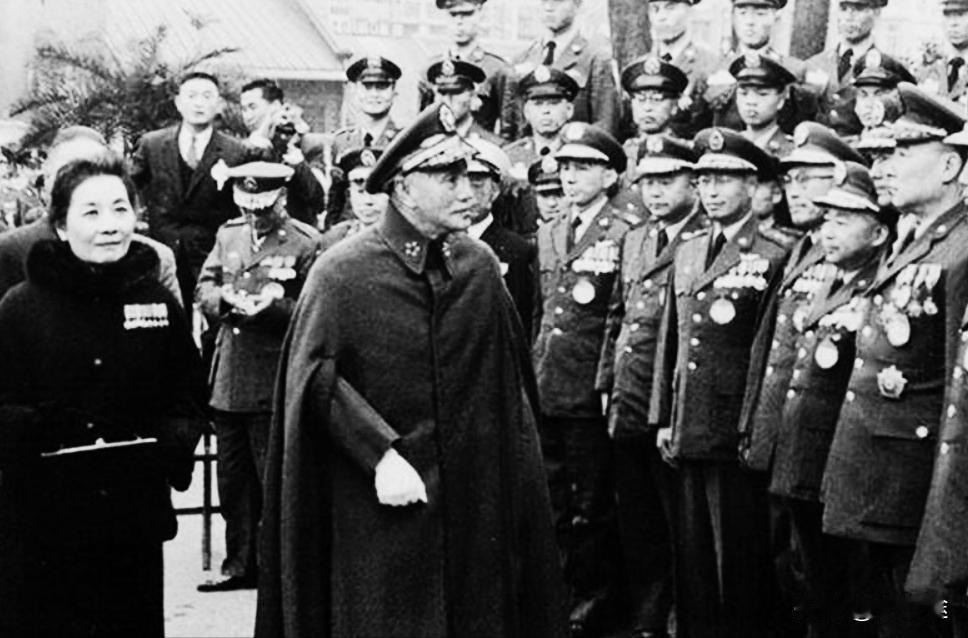 这个塔山阻击战就是一个迷，蒋介石亲自在军舰上督阵，国军也出动了最精锐部队，上有飞