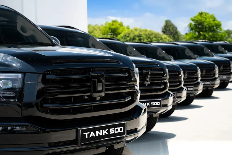 中国长城汽车的坦克500成为南非G20峰会指定用车，这一排排黑色巨兽，惊艳闪耀，