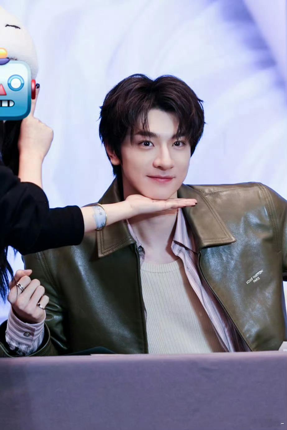 林一签售会 非粉但眼红林一签售会 非粉但眼红，林一这样的宠粉，偶像与粉丝都不好找