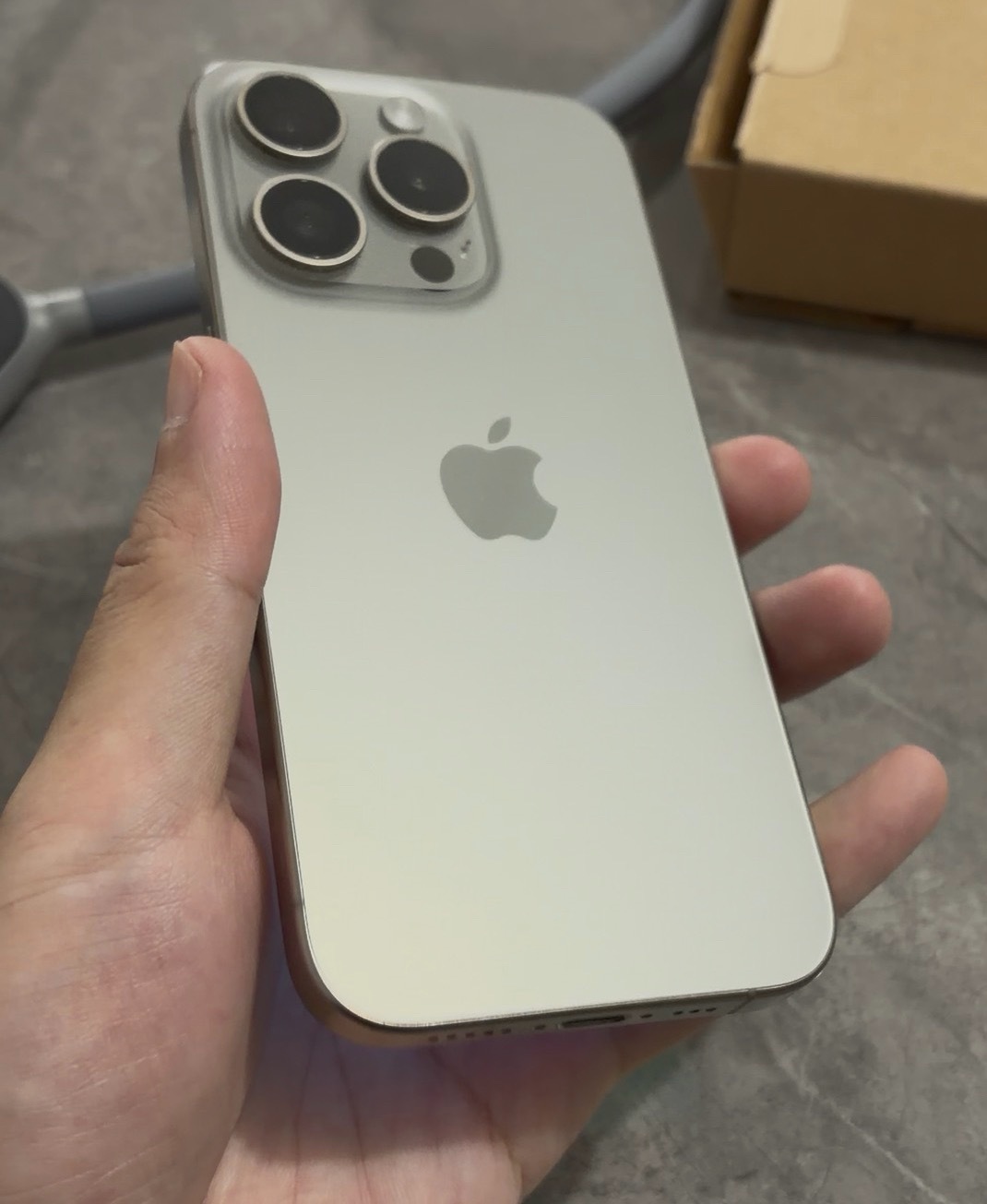 把我的iPhone15 Pro拿去寄快递了，还别说，挺舍不得的，毕竟日日夜夜陪了