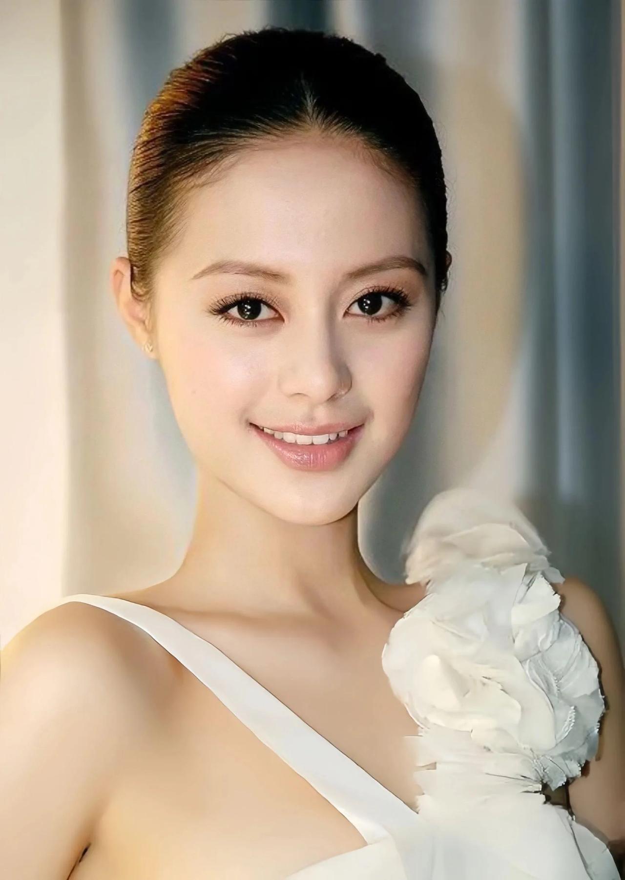 王力可长着一张出众的脸，被央视力捧似亲闺女，40多部戏的积累却难换知名度。有人怜