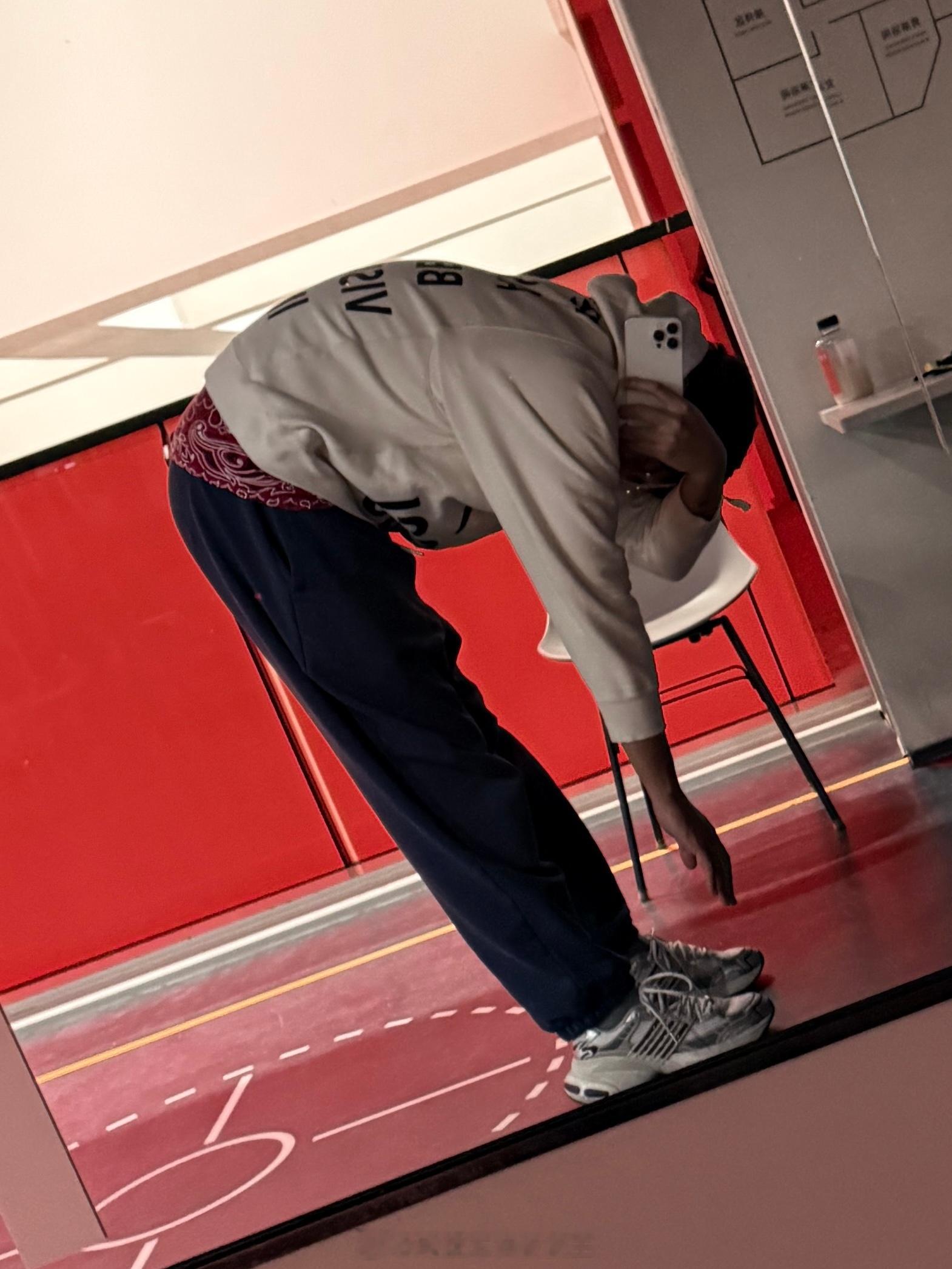 体前屈脚都摸不到，太废物了.... 你们能摸到脚么？ 