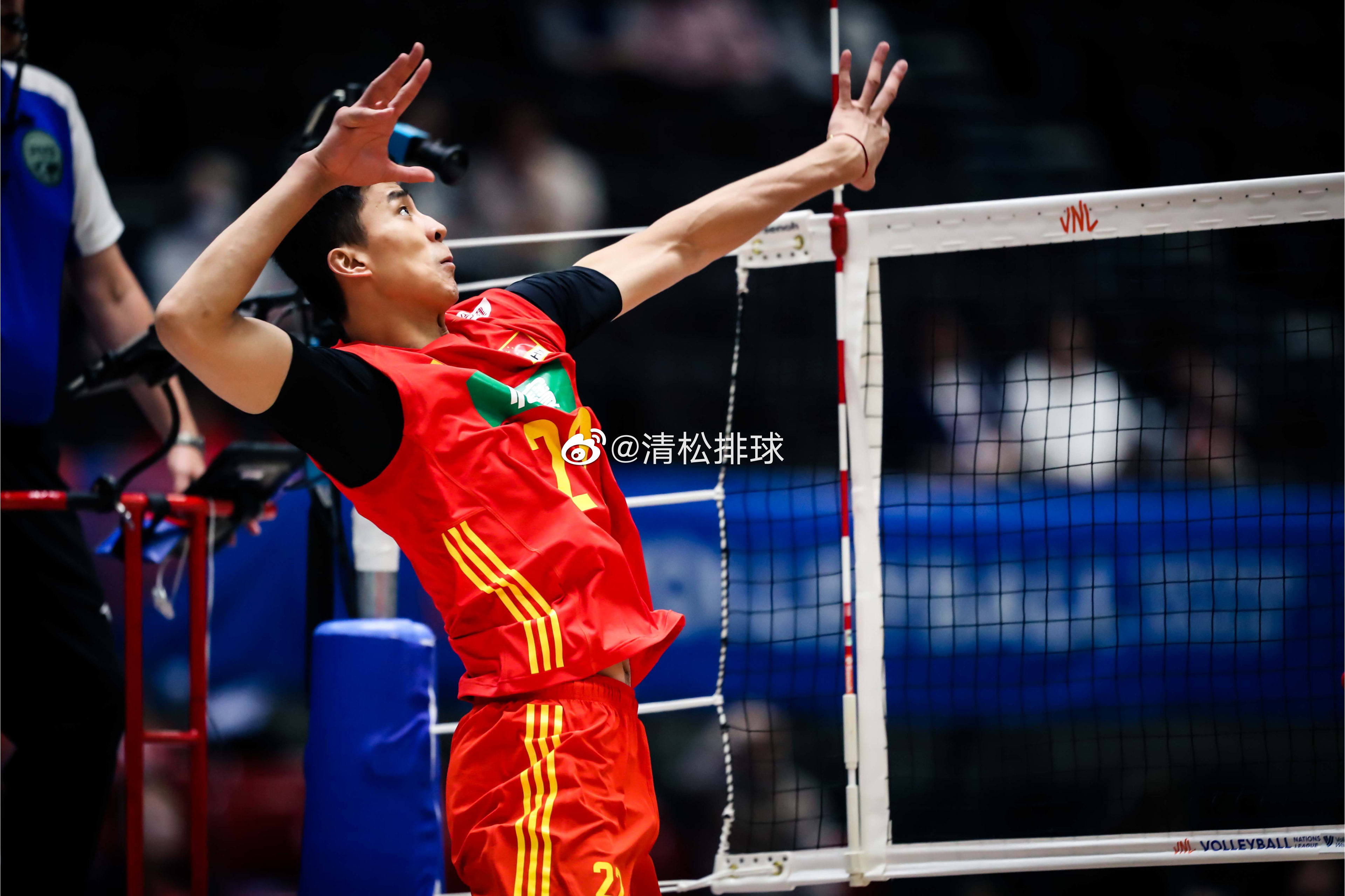 中国男排2-3日本男排中国男排进攻数据：彭世坤：MB（6扣6中）扣球成功率100