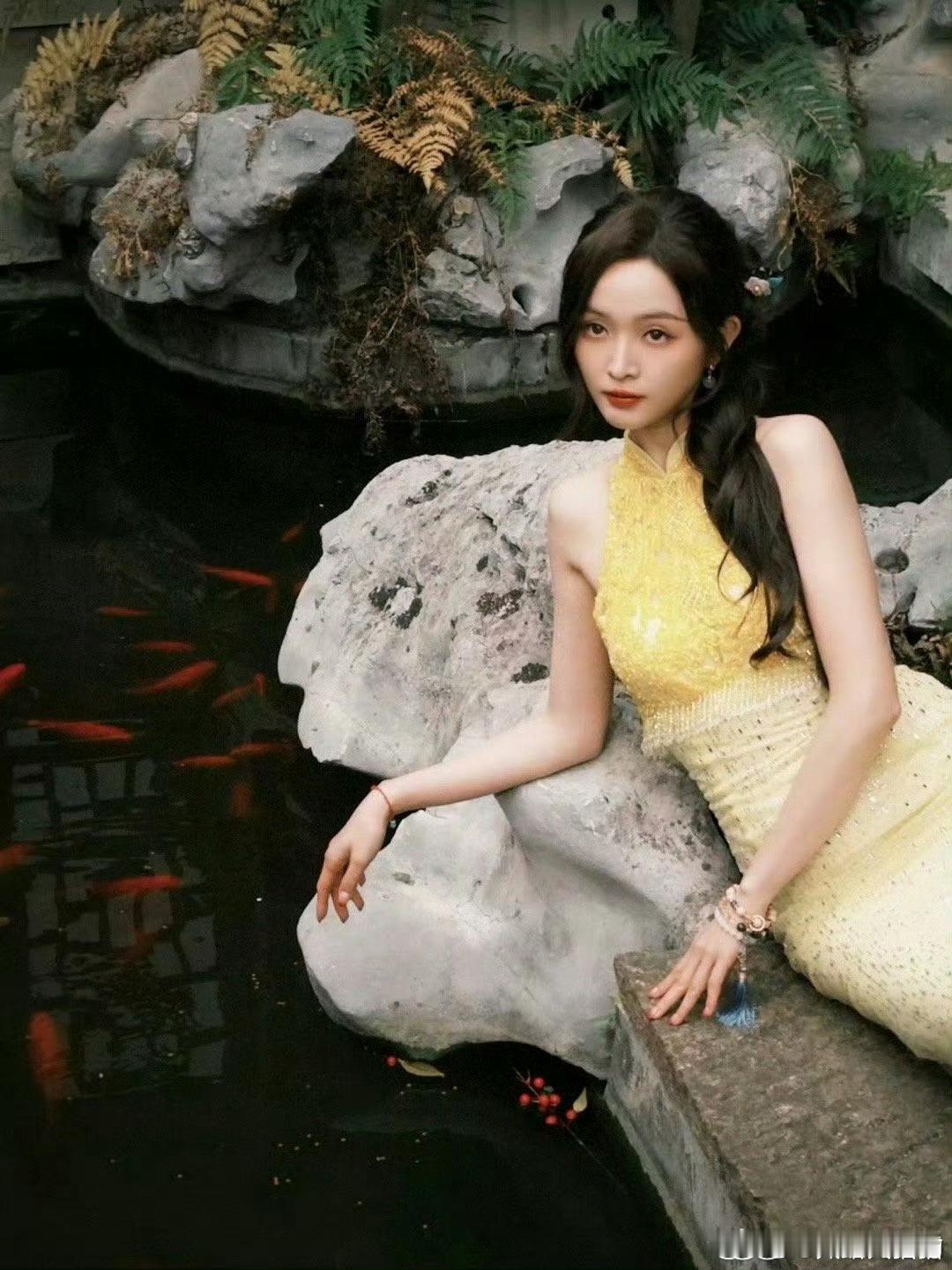 吴宣仪五福临门不语只是一味散发魅力 吴宣仪真的好美啊，这下真的被她给迷住了，这个