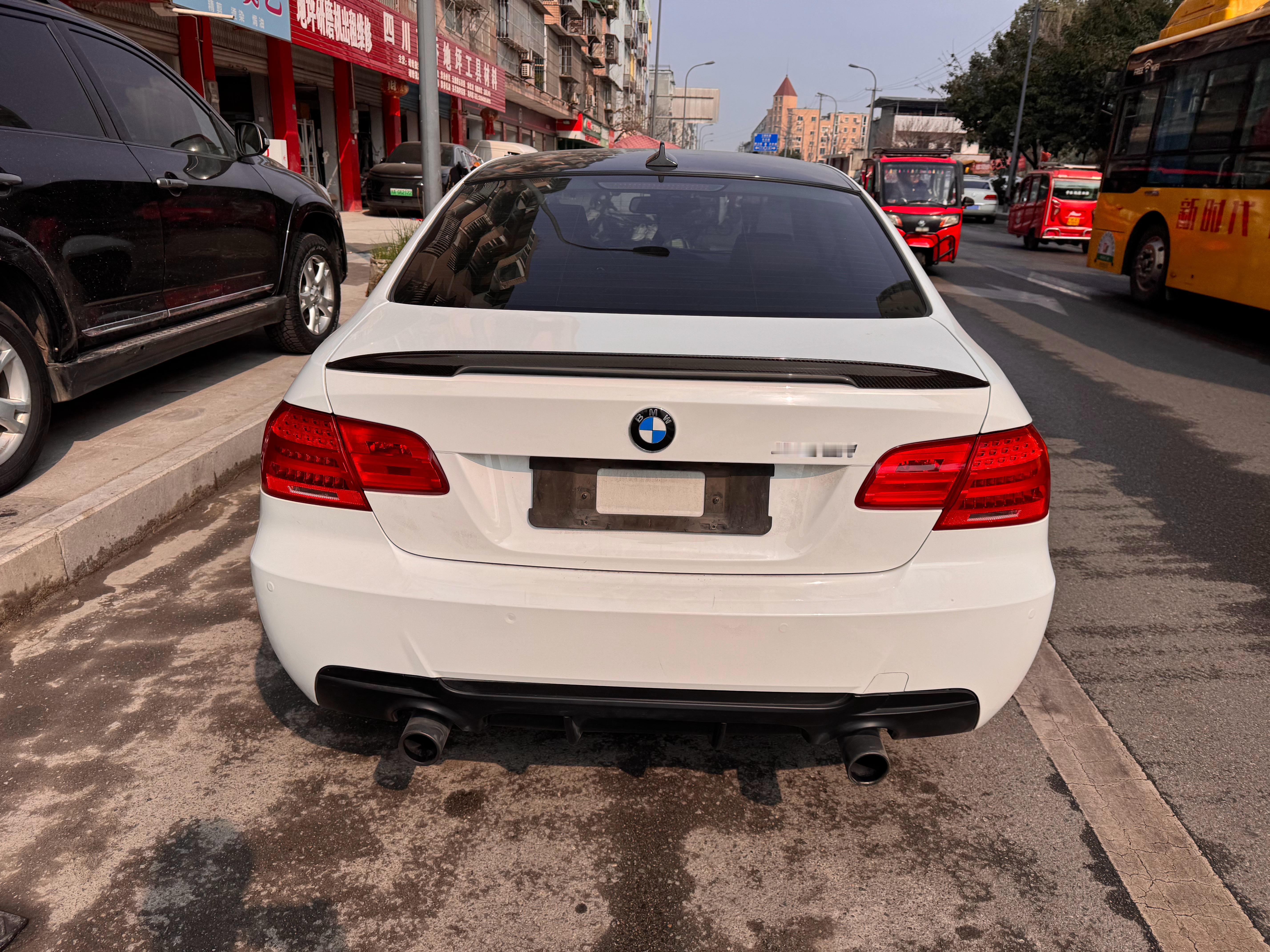 牌照一拆觉得好帅啊，像在游戏里。最近两次开车听到后备箱里有异响。声音听起来是清脆