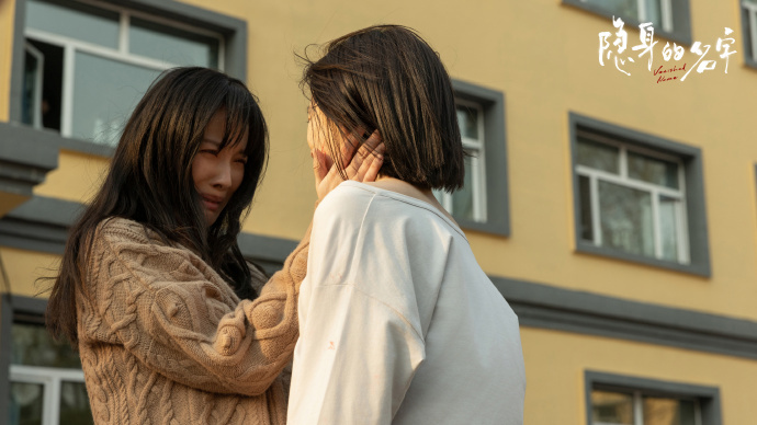 心疼任小名任小名的拧巴从不是天生的，十几年没有自己的床和书桌，客厅就是全部空间，